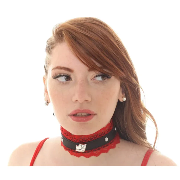 COLLAR CHOKER CON PUNTILLA ROJA Y BOQUITA PLATEADA